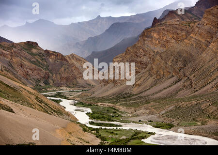 L'Inde, l'Himachal Pradesh, Sarchu, vu de la rivière Tsarap Gata Loops Banque D'Images