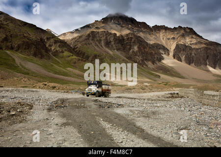 L'Inde, l'Himachal Pradesh, Sarchu, Indian Oil Tanker sur Leh-Manali highway crossing plateau de haute altitude Col Baralacha Banque D'Images