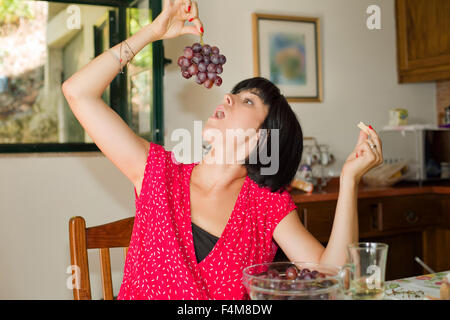Jeune femme en prenant un petit déjeuner à la maison Banque D'Images