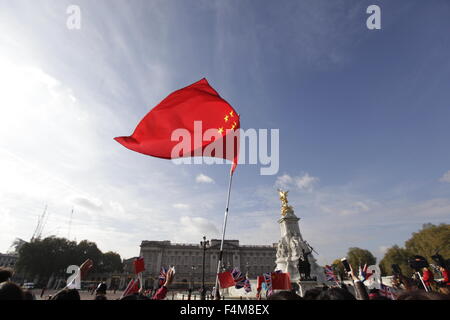 Londres, Royaume-Uni. 20 Oct, 2015. Un drapeau est soulevée devant le palais de Buckingham à Londres, Royaume-Uni, 20 octobre 2015. Le Président de la République populaire de Chine, M. Xi Jinping et son épouse, Mme Peng Liyuan, paient une visite d'État au Royaume-Uni en tant qu'invités de la Reine. PHOTO Credit : CPRESS LIMITED/Alamy Live News Banque D'Images