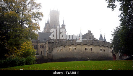 Vue extérieure du Château de Marienburg près de Pattensen, Allemagne, 15 octobre 2015. Ernst August, Prince de Hanovre, duc de Brunswick et de Lunebourg, est intervenu sur le programme d'hiver 2016 et a présenté un aperçu. Photo : SUSANN PRAUTSCH/dpa Banque D'Images