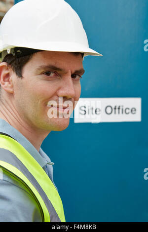 Portrait de travailleur de la construction au bureau de site Banque D'Images