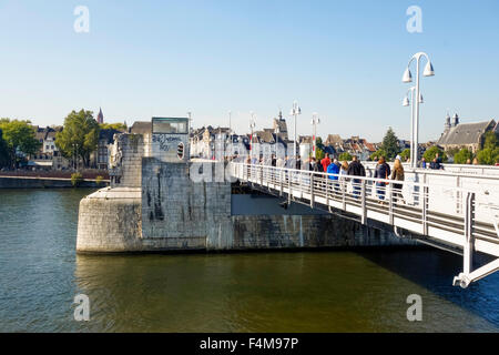 Les piétons traversant Saint Servatius, St Servaas, Pont à Maastricht, Limbourg, Pays-Bas. Banque D'Images