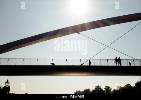 Le Hoge Brug, piéton et cycle pont qui enjambe la rivière de la Meuse, meuse, Maastricht, Limbourg, Pays-Bas. Banque D'Images