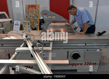 Brno, République tchèque. 20 Oct, 2015. Salon Professionnel International des Wood-Tec commence à Brno, en République tchèque, le 20 octobre 2015. © Vaclav Salek/CTK Photo/Alamy Live News Banque D'Images