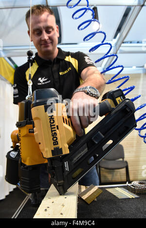 Brno, République tchèque. 20 Oct, 2015. Salon Professionnel International des Wood-Tec commence à Brno, en République tchèque, le 20 octobre 2015. © Vaclav Salek/CTK Photo/Alamy Live News Banque D'Images