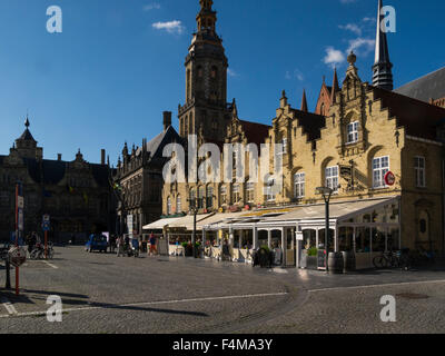 Le Landhuis beffroi Ancien palais Stadthuis dans Grote Markt Veurne Flandre occidentale Belgique renaissence historique l'architecture au site du patrimoine mondial de l'UNESCO Banque D'Images