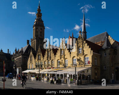 Le Landhuis beffroi Ancien palais Stadthuis dans Grote Markt Veurne Flandre occidentale Belgique renaissence historique l'architecture au site du patrimoine mondial de l'UNESCO Banque D'Images