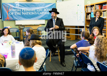 Israël, le Grand Rabbin ashkénaze David Lau, visite le jour de l'école primaire juive la Nation ?s dans la capitale Washington, DC Vendredi, 16 octobre. Réunion avec les quatrième, cinquième et sixième année classes de la communauté juive, l'école de jour Lau a parlé de l'interdépendance de tous les juifs, traiter les élèves comme son jeune frère et soeurs ?. ? Les étudiants ont eu l'occasion de partager avec le rabbin ce qu'ils apprennent, allant de la gentillesse de la bible Rebecca au puits, à l'histoire postérieure des royaumes de Judée et d'Israël, et plus tard encore l'expulsion des Juifs d'Espagne. À la suite d'un nouvel Banque D'Images