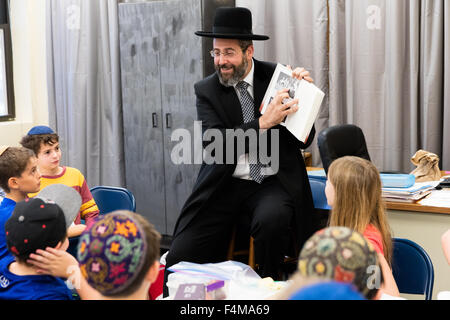 Israël, le Grand Rabbin ashkénaze David Lau, visite le jour de l'école primaire juive la Nation ?s dans la capitale Washington, DC Vendredi, 16 octobre. Réunion avec les quatrième, cinquième et sixième année classes de la communauté juive, l'école de jour Lau a parlé de l'interdépendance de tous les juifs, traiter les élèves comme son jeune frère et soeurs ?. ? Les étudiants ont eu l'occasion de partager avec le rabbin ce qu'ils apprennent, allant de la gentillesse de la bible Rebecca au puits, à l'histoire postérieure des royaumes de Judée et d'Israël, et plus tard encore l'expulsion des Juifs d'Espagne. À la suite d'un nouvel Banque D'Images