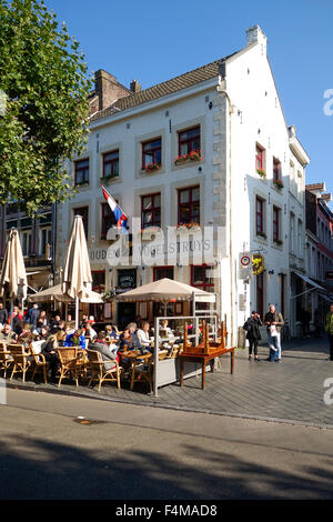 Terrasses extérieures occupé au Vrijthof carrés à l'angle de barre d','Den Ouden Vogelstruys', Maastricht, Pays-Bas. Banque D'Images