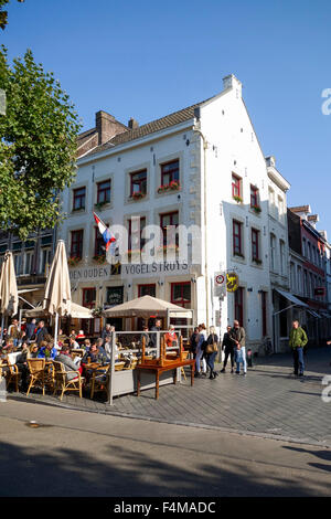 Terrasses extérieures occupé au Vrijthof carrés à l'angle de barre d','Den Ouden Vogelstruys', Maastricht, Pays-Bas. Banque D'Images