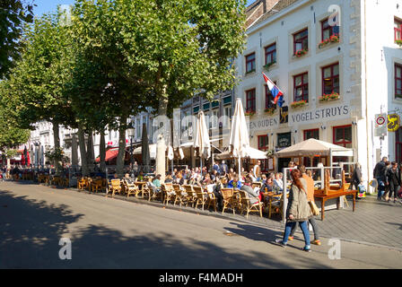 Terrasses extérieures occupé au Vrijthof carrés à l'angle de barre d','Den Ouden Vogelstruys', Maastricht, Pays-Bas. Banque D'Images