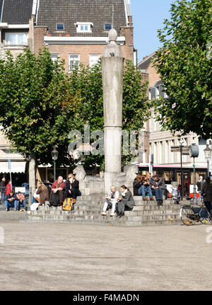 Au repos touristiques Perroen, Perron, colonne de pierre sur la place Vrijthof, Maastricht, Limbourg, Pays-Bas. Banque D'Images