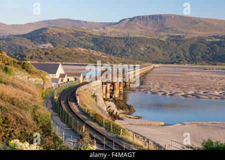 Fer vaduct Barmouth traversant la rivière près de l'estuaire de Mawddach Barmouth, Gwynedd, au nord du Pays de Galles, Royaume-Uni Banque D'Images