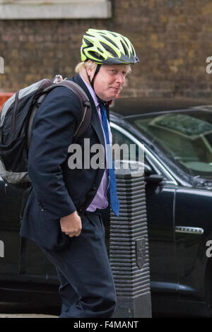 Downing Street, Londres, 20 octobre 2015. Maire de Londres Boris Johnson quitte 10 Downing Street après avoir assisté à la réunion hebdomadaire du cabinet. Crédit : Paul Davey/Alamy Live News Banque D'Images