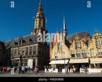 Old Courthouse et restaurants dans Grote Markt Veurne Flandre occidentale Belgique avec le monument tour gothique de l'église Sint Walburga dans ce site de l'UNESCO Banque D'Images