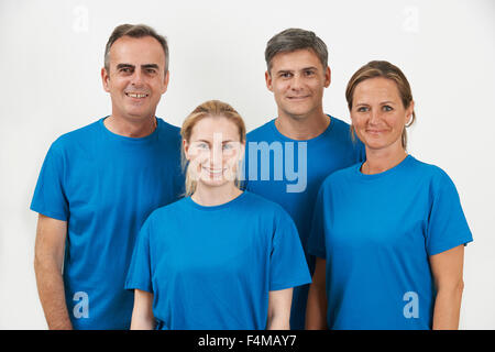 Studio Portrait du personnel en uniforme contre fond blanc Banque D'Images