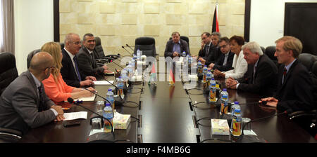 Ramallah, Cisjordanie, territoire palestinien. 20 Oct, 2015. Le Premier Ministre palestinien Rami Hamdallah rencontre avec Volker Bouffier, Ministre-Président du Land de Hesse, dans la ville de Ramallah, en Cisjordanie, le 20 octobre 2015 Credit : Premier Ministre Office/APA/Images/fil ZUMA Alamy Live News Banque D'Images