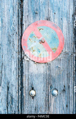 Une vieille porte en bois, avec un s'est évanoui no parking sign sur elle en Provence France Banque D'Images