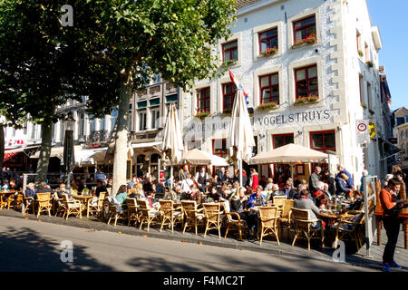 Terrasses extérieures occupé au Vrijthof carrés à l'angle de barre d','Den Ouden Vogelstruys', Maastricht, Pays-Bas. Banque D'Images