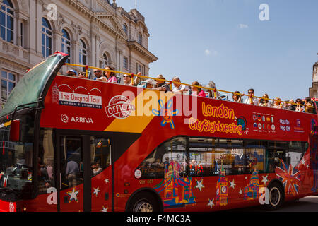 Ouvert rouge surmonté London sightseeing bus plein de touristes. Banque D'Images