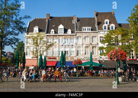 Cafés et restaurants et terrasses, au marché, markt, à Maastricht, Limbourg, Pays-Bas Banque D'Images