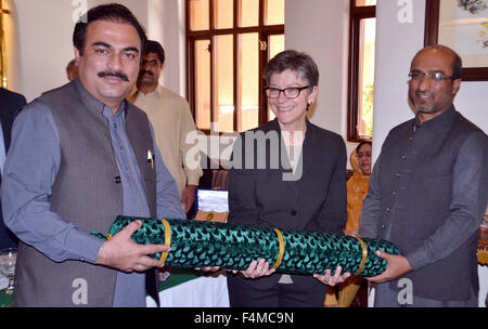 Le ministre de la Santé, du Balouchistan Mir Rehmat Saleh Baloch présente don à haut-commissaire australien, Mme Matthieu lors de cérémonie de lancement du projet de nutrition pour les mères et les enfants (BNPMC) tenue à l'hôtel local à Quetta le Mardi, 20 octobre, 2015. Banque D'Images