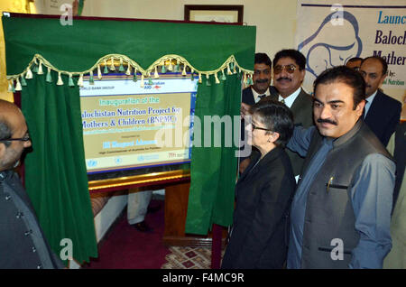 Le ministre de la Santé, du Balouchistan Mir Rehmat Saleh Baloch et Haut-Commissaire australien, Mme Matthieu inaugurer au Baloutchistan Projet de nutrition pour les mères et les enfants (BNPMC) pendant le lancement et l'Inauguration cérémonie tenue à l'hôtel local à Quetta le Mardi, 20 octobre, 2015. Banque D'Images