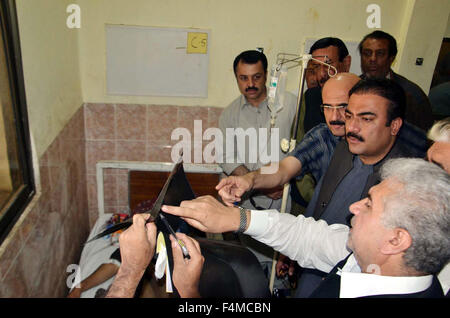 Le ministre de la Santé, du Balouchistan Mir Rehmat Saleh Baloch ainsi que d'autres renseignements sur la santé des victimes d'une bombe d'autobus sur la route Sariab, lors de sa visite à l'Hôpital Civil à Quetta le Mardi, 20 octobre, 2015. Au moins onze personnes ont été tuées et 23 autres ont été blessées lors de l'explosion d'une bombe a dévasté un autobus sur la route Sariab ici lundi soir. Banque D'Images