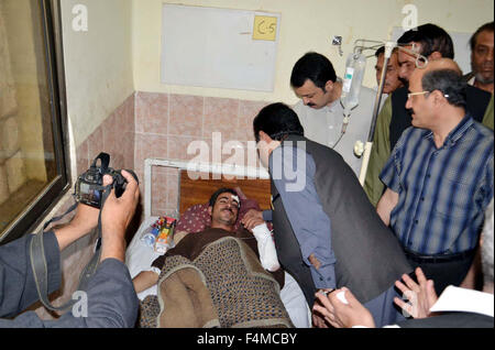 Le ministre de la Santé, du Balouchistan Mir Rehmat Saleh Baloch ainsi que d'autres renseignements sur la santé des victimes d'une bombe d'autobus sur la route Sariab, lors de sa visite à l'Hôpital Civil à Quetta le Mardi, 20 octobre, 2015. Au moins onze personnes ont été tuées et 23 autres ont été blessées lors de l'explosion d'une bombe a dévasté un autobus sur la route Sariab ici lundi soir. Banque D'Images