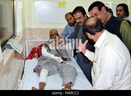 Le ministre de la Santé, du Balouchistan Mir Rehmat Saleh Baloch ainsi que d'autres renseignements sur la santé des victimes d'une bombe d'autobus sur la route Sariab, lors de sa visite à l'Hôpital Civil à Quetta le Mardi, 20 octobre, 2015. Au moins onze personnes ont été tuées et 23 autres ont été blessées lors de l'explosion d'une bombe a dévasté un autobus sur la route Sariab ici lundi soir. Banque D'Images