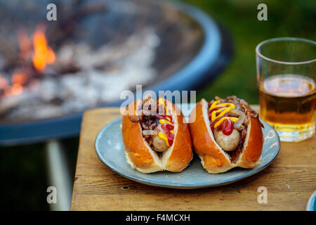 Hot-dogs avec des oignons frits Banque D'Images