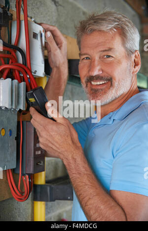 Portrait d'un homme prenant la lecture des compteurs d'électricité Banque D'Images