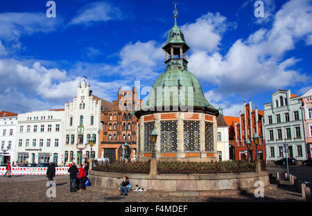 La Wasserkunst photo fontaine en face de maisons à pignons historiques sur la place du marché, situé dans le quartier historique de Wismar, Allemagne 05 septembre 2015. La fontaine conçu par l'architecte néerlandais Brandin a été construit entre 1579 et 1602. Photo : Jens Buettner/dpa Banque D'Images