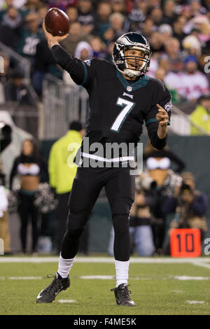 Philadelphie, Pennsylvanie, USA. 19 Oct, 2015. Philadelphia Eagles quart-arrière Sam Bradford (7) en action au cours de la NFL match entre les Giants de New York et le Philadelphia Eagles à Lincoln Financial Field à Philadelphie, Pennsylvanie. Christopher Szagola/CSM/Alamy Live News Banque D'Images