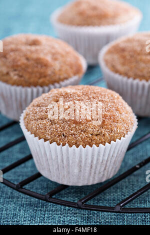 Sauce aux pommes muffins de sucre à la cannelle et d'épices Banque D'Images