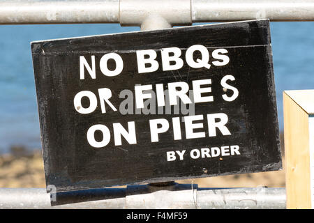 Pas de barbecue (barbecue) ou d'incendies sur la Jetée - par ordonnance signe sur plage de Babbacombe, Torquay, Devon, Angleterre Banque D'Images