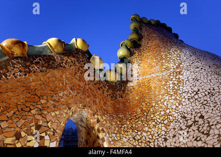 La Casa Batlló de l'architecte Antoni Gaudí. Détails du toit à la lumière du soir. Barcelone, Catalogne, Espagne. Banque D'Images