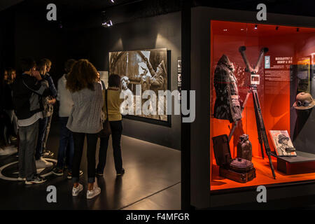 Les visiteurs dans le Mémorial de Caen, musée et monument commémoratif de guerre à Caen, Normandie, France Banque D'Images