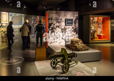 Les touristes visitant le Mémorial de Caen, musée et monument commémoratif de guerre à Caen, Normandie, France Banque D'Images