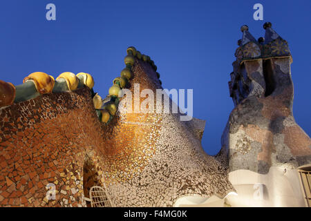 La Casa Batlló de l'architecte Antoni Gaudí. Détails du toit à la lumière du soir. Barcelone, Catalogne, Espagne. Banque D'Images