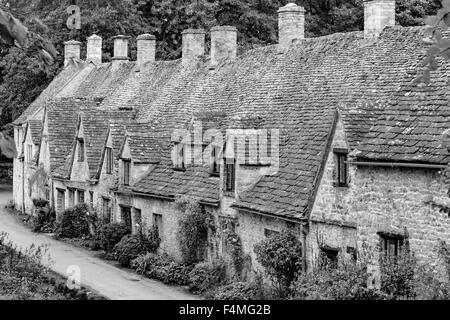 Une vue d'Arlington Row monochrome dans le village des Cotswolds de Bibury, Gloucestershire, England, UK Banque D'Images