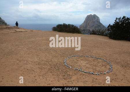 ES VEDRA, un rocher inhabité situé à 2km de l'île au large de la côte ouest d'Ibiza, dans la zone de Cala d'Hort. Banque D'Images