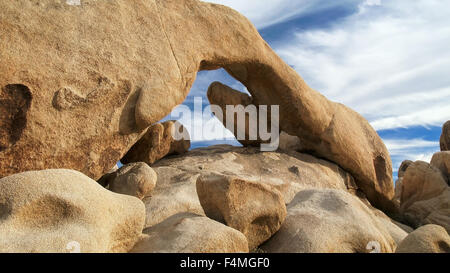 Formation rocheuse unique, Arch Rock dans la région de Joshua Tree National Park Banque D'Images