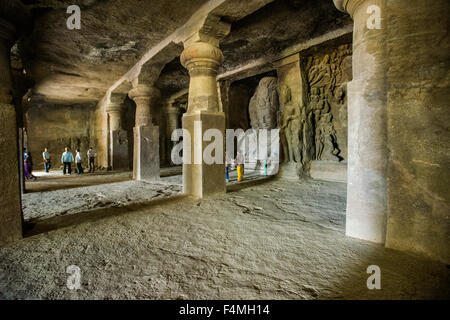 Quelques grands piliers de la grotte principale sur l'île d'Elephanta, taillées dans les roches solides Banque D'Images