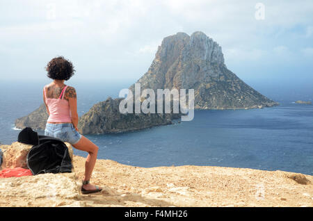 ES VEDRA, un rocher inhabité situé à 2km de l'île au large de la côte ouest d'Ibiza, dans la zone de Cala d'Hort. Banque D'Images