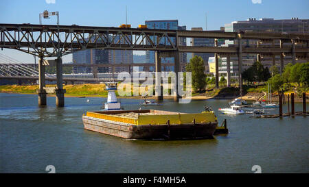 Un remorqueur pousse une barge de sable en bas de la rivière Willamette à Portland, Oregon Banque D'Images