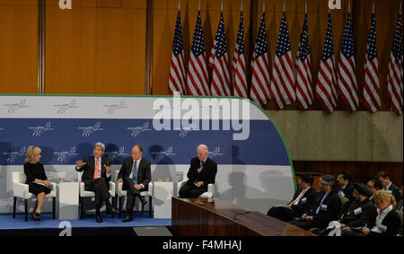 Washington, DC, USA. 20 Oct, 2015. Le secrétaire d'Etat John Kerry (2e L) s'occupe du climat et de l'énergie propre Investment Forum au Département d'Etat à Washington, DC, la capitale des États-Unis, Octobre 20, 2015. Les deux jours et le climat d'investissement dans l'énergie propre Forum, co-organisé par le Département d'État américain, l'Université de Georgetown, et Google, se concentre sur les investissements ciblant l'énergie propre, l'efficacité énergétique, le changement climatique et sur les marchés émergents. Credit : Bao Dandan/Xinhua/Alamy Live News Banque D'Images