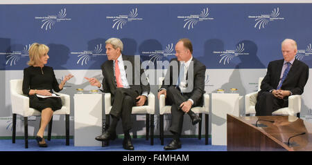 Washington, DC, USA. 20 Oct, 2015. Le secrétaire d'Etat John Kerry (2e L) s'occupe du climat et de l'énergie propre Investment Forum au Département d'Etat à Washington, DC, la capitale des États-Unis, Octobre 20, 2015. Les deux jours et le climat d'investissement dans l'énergie propre Forum, co-organisé par le Département d'État américain, l'Université de Georgetown, et Google, se concentre sur les investissements ciblant l'énergie propre, l'efficacité énergétique, le changement climatique et sur les marchés émergents. Credit : Bao Dandan/Xinhua/Alamy Live News Banque D'Images